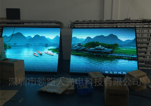 領路人光電室內P4全彩顯示屏老化測試中